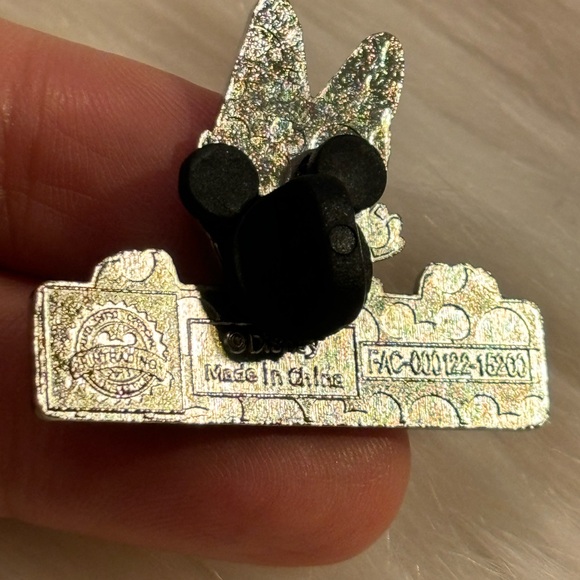 Disney Daisy Street Sign 2011 Trading Pin - Picture 2 of 3